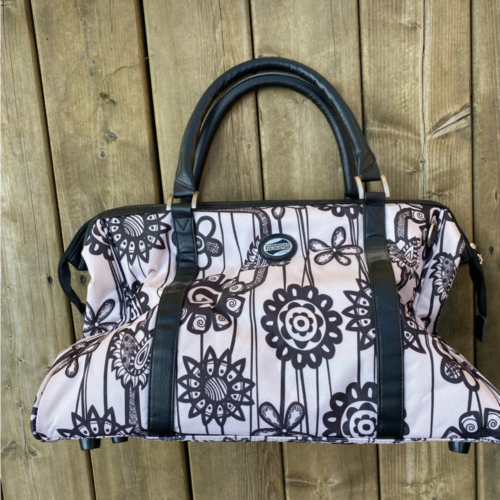 AMERICAN TOURISTER carry on bag. Like new condition